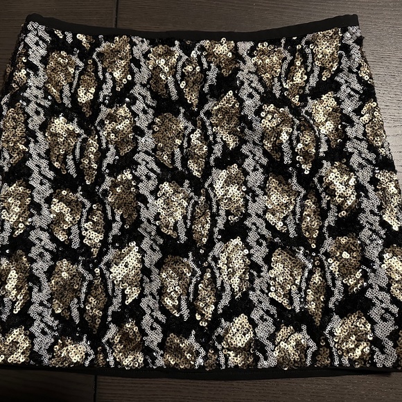 Guess Mini Skirt Sequin Snake Skin Pattern Black/Gold/White Sz Small (Like New!) - Picture 4 of 7